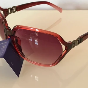 Solglasögon  - Stor modell av solglasögon. Lite hippie modell. Stora och kostar extra mycket att skicka. 