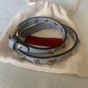 Valentino rockstud bracelet - Säljer detta Valentino armband i modellen ”Rockstud Calf skin double-strap” i ljusgrå. Köpt på Harrods i London för ca 3 år sedan. Använd några gånger så det är i bra skick. Färgen är ganska ovanlig men passar till i princip allt. Kommer med tillhörande låda och dustbag 🌟 (Nypris 3100 - Säljer för 2500