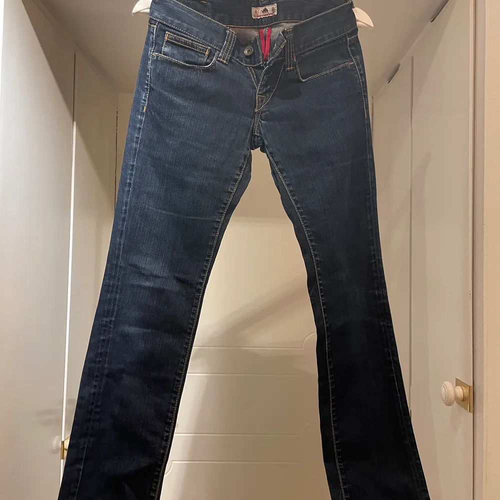 Fornarina bootcut jeans storlek 28 i midja och 32 i längd. Jeansen är i väldigt bra skick, tyget är jätte lite stretch i. Låg midja . Jeans & Byxor.