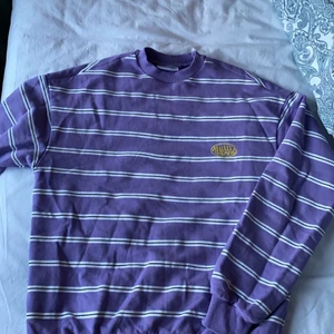 Junkyard sweatshirt  - Säljer min lila/vita randiga sweatshirt från Junkyard i storlek XS💜 Den sitter oversized på mig som är 164cm så skulle säga att den passar allt från XS-S beroende på hur oversized man vill ha den. Använd fåtal gånger och säljer för att den inte kommer till användning längre🤍Skicket skulle ja säga är 9/10. Nypris när jag köpte den tror jag var 299kr. Säljer för 80kr + frakt. ✨pris kan diskuteras✨