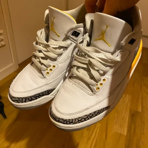 Jordan 3’s  - Sjukt snygga och bekväma Jordan 3 i färgen Laser orange. Lite slitna då där använda (se sista bilden) pris kan diskuteras 