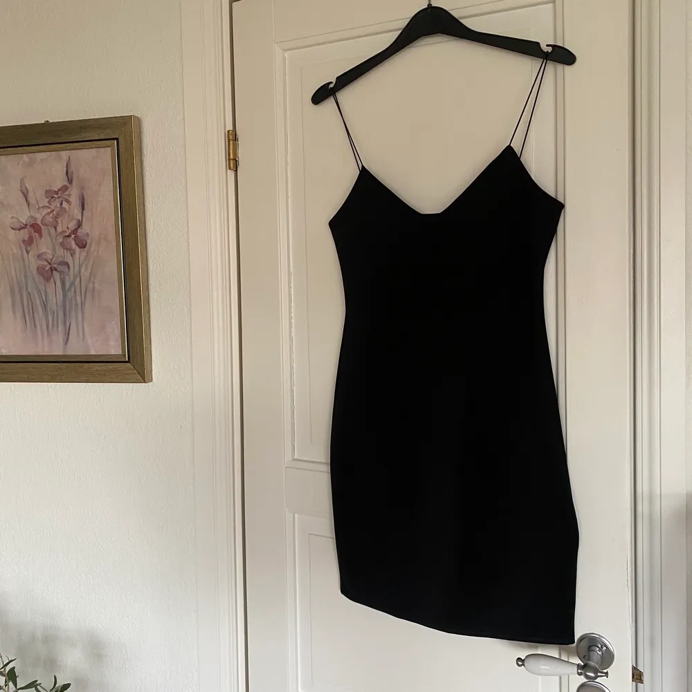 Säljer denna ”lilla svarta klänning” i storlek S för 100 kr. Endast använd 1/2 gånger 💗💗. Klänningar.