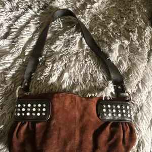 Fin liten brun väska med pärldetaljer