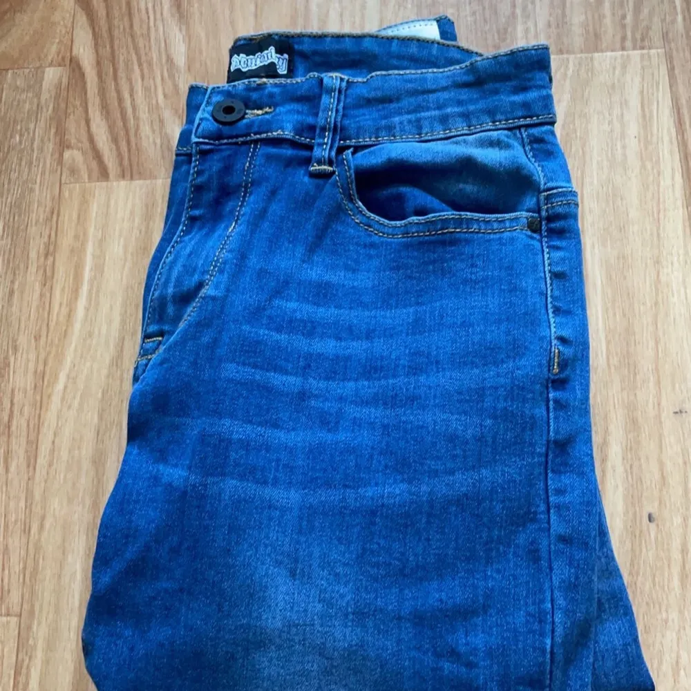 Oanvända Mörk blåa jeans köpta på ullared inköp pris är 199kr men säljer för 30 därav att de är avklippa i benen för att bli kortare. Kom privat om du vill veta mer Är från pojkavdelningen men funkar för tjejer också. . Jeans & Byxor.
