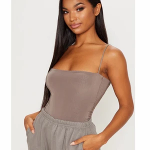 Bodysuit - Bodysuit med spaghetti strap i färgen mocha! 