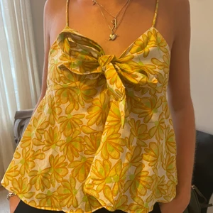 Blommig topp! Oanvänd  - Oanvänd blommig top från zara. Storlek M💞