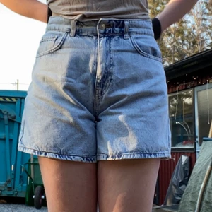 Jeans shorts - Dessa är ett par ljus blå jeans shorts som jag tycker blivit för tajta på mig. Jag är 171 cm lång, min midja gör att byxor behöver en större storlek än min midja, därav måste jag sälja dessa! Bra skicka, köpta förra sommaren! I priset är frakten inräknad, alltså 62kr! 