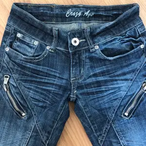 feta lågmidjade crazy age jeans i storlek S, köparen står för frakt💚