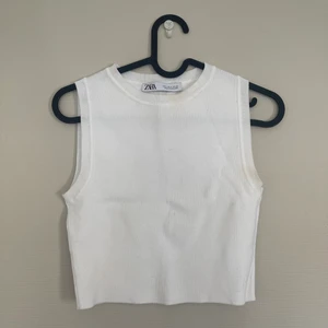 Topp - Liten fläck vid ärmen. Tror det går bort med vanish eller nått men har bara inte orkar bry mig om det. Frakt tillkommer!