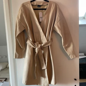 Beige skinnklänning gina - Snygg beige oanvänd skinn klänning från Gina! Nypris 599kr. Lapp kvar. Storlek 42. Frakt tillkommer