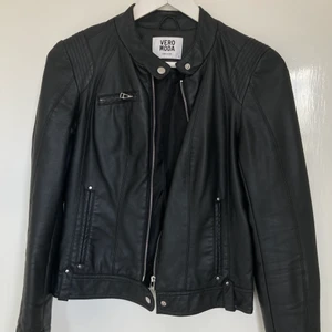 Skinnjacka Veromoda - Så fin skinnjacka! Tyvärr inte min stil längre. Betalning sker via Swish eller Plick SafePay!✨💗🤗 Våga pruta🥳