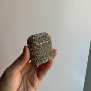 AirPods skal i glitter - Supersnyggt AirPods skal i silver glitter! Fint skick! 