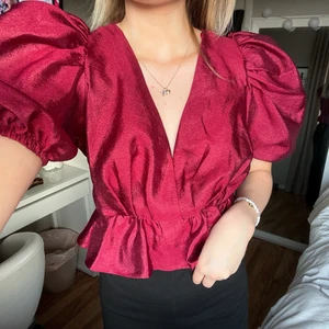 Topp - En super söt och festlig topp från ginatricot, säljer pga att den används sällan tyvär. ❤️