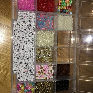 Olika pälor  - Det är olika pälor som är jätte fina men har inte så mycket så när pärlorna tar slut är dom slut och 5 kr pär skopa 🤗🤍💖💜💙🍄