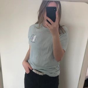 Ljusblå t-shirt med tryck - Ljusblå t-shirt med gulligt tryck. Fina pastellfärger!!