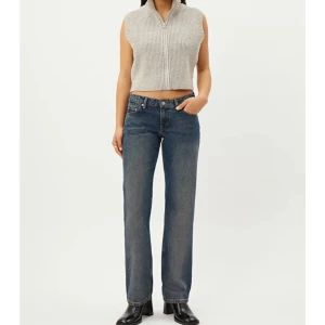 Arrow low straight jeans  - Säljer dessa arrow low straight jeans från weekday, samma jeans som på första bilden fast i mörkblå som ni ser på andra bilden, slutsåld i typ alla storlekar 💕 anvönda 3 gånger men dem har blivit lite små:( kan byta mot dem gråsvarta i större storlek, nypris 500, säljer för 400 inkl frakt