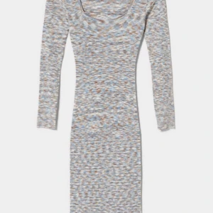 stickad klänning !  - säljer en jätte fin klänning ifrån Bershka, aldirg använd och prislapp kvar . sitter som en smäck på kroppen och är perfekt längd 