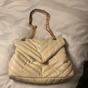 Rymlig axelväska - Justerbart band kan bli långt