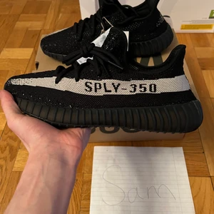 Yeezy boost 350 Core black white - Yeezy Boost 350 ” Core black white ” . Helt nya och oanvända. Skickas snabb och spårbar. Undrar ni över något? Skriv så svarar jag så fort jag kan 🙂