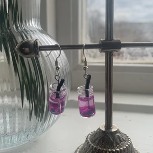 Örhängen 💜 - Ett par super söta drink öronhängen med små lila vindruvor i💜❤️