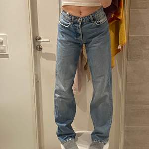 Säljer dessa supersnygga jeans ifrån zara❤️‍🔥 Knappt änvända så dom är i rätt så bra skick. Skriv för fler bilder vid intresse.