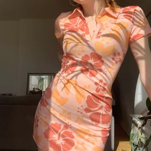 Sommar klänning - Sjukt snygg men tyvärr inte min stil längre❤️ I nyskick och sitter tajt i midjan😍 (köparen står för frakt) Skriv för fler bilder!