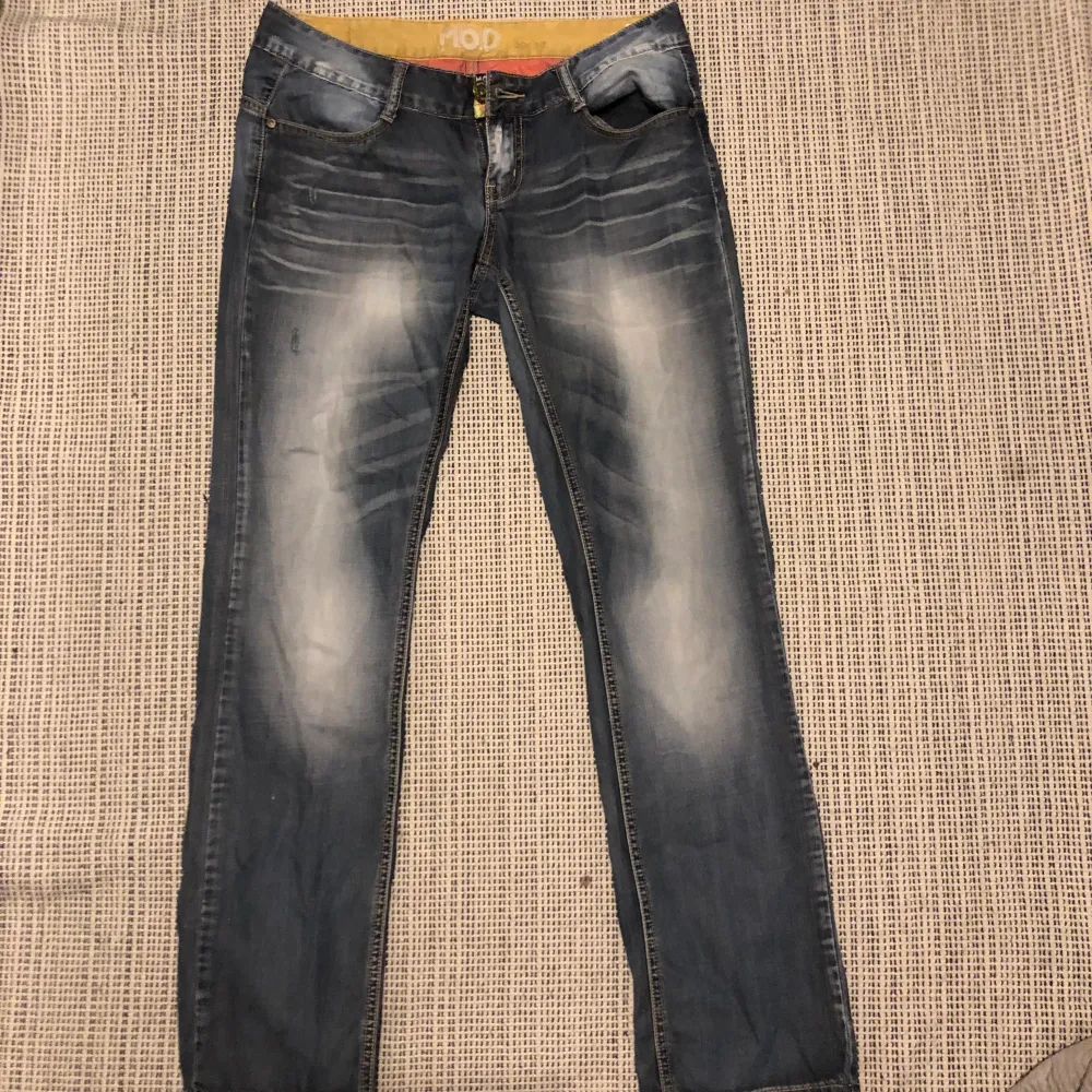 Ett par super sygga y2k lågmidjade jeans med supersnygg jeanstvätt!! Lite grå blå i tonen. Jeans & Byxor.