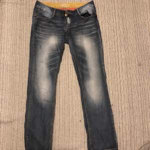 Ett par super sygga y2k lågmidjade jeans med supersnygg jeanstvätt!! Lite grå blå i tonen