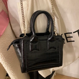 Zara väska✨✨ - Väska från zara✨✨i princip aldrig använd✨✨köpte för 260kr på Zaras hemsida✨köp direkt för 160kr +frakt 