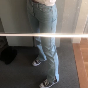 Ljusblå jeans - Ljusblåa jeans från weekday i modellen rowe, de är långa i benen och har en slits nertill. Storlek 26. 💞Slutsålda i storleken, nypris 600kr, säljer för 300kr.