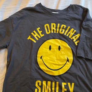 Smiley tröja  - Köpt på plick men kom aldrig till användning! Den är i väldigt bra skick! Hör av er vid frågor✨