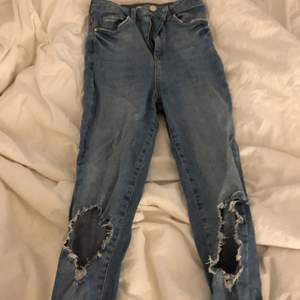 Hål jeans töjbara
