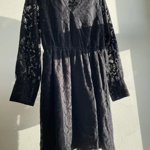 Jätte fin svart Alix klänning  - En jätte fin svart klänning men super fina detaljer är aldrig använd bara för provning💕 pris kan diskuteras men har inga skador😊 nypris 600