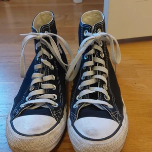 Converse - Snygga coverse! Använda men är i bra skick!! Dom är jätte trendiga nu till våren💕 skriv till mig för mer bilder! Storlek : 41