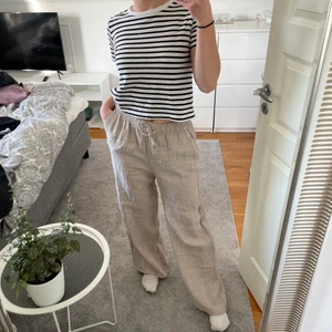 Linnebyxor - Snygga linnebyxor från Gina. Aldrig använda och lappen är kvar. !säljer även ett par andra linnebyxor!