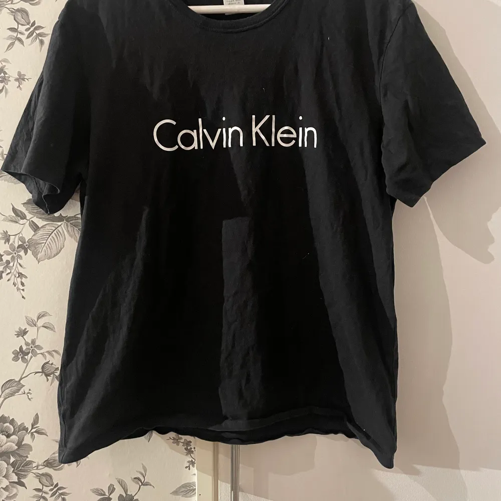 Svart Calvin Klein T-shirt strl M använd ett par gånger men fint skick. 80kr. T-shirts.