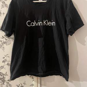 Svart Calvin Klein T-shirt strl M använd ett par gånger men fint skick. 80kr