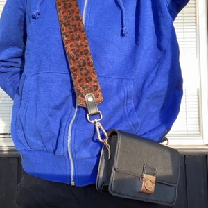 Väska  - liten och gullig väska! Axelbandet går att byta ut👌