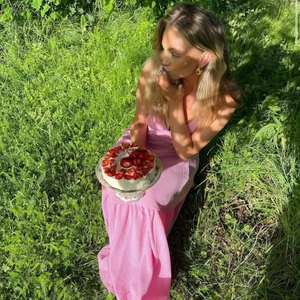 Gina klänning - Säljer denna super fina sommar klänning🌸🌸. Den kommer från gina tricot och köptes för 499kr men finns inte längre att köpa. Bilderna är från wefelicia på Instagram men kan självklart skicka egna bilder. Bud från 350kr💓💓 den är i stl XS