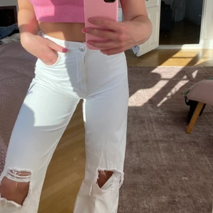 Vita jeans - Vita jeans med slitningar från Bershka i strl 34💖 Skickar spårbart 