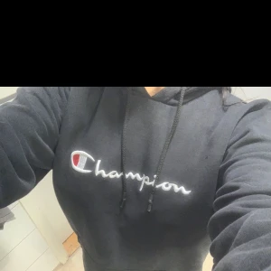 champion - Hej, säljer min mörk blåa äkta champion hoodie. Den är stor på mig de är darför jag säljer den. Storleken är M