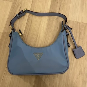Guess väska - Jag säljer min guess väska som jag köpt för 1049 kr. Andledningen varför jag säljer den är för att jag inte andvänder den. Den är i perfekt skick eftersom jag inte använt mig av den. Priset kan diskuteras och jag kan som sagt skicka fler bilder! :)