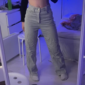 jeans - Jag säljer dessa ljusgröna(?) Jeans, de är väl använda men ändå i bra skick förutom det ni ser på sista bilden!!     Jeansen är rätt högmidjade och midjemåttet är: ca 62cm och innerbenslängden är: ca 73cm och de passa perfekt för mig som är 158!!❤️