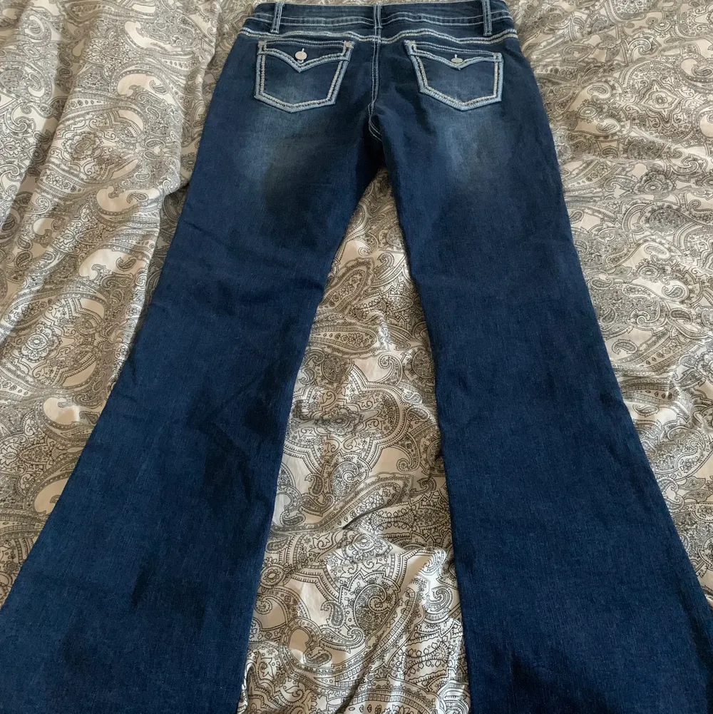 säljer dessa assnygga jeans med fickor där bakk. Köptes för 289 och är i strl 38! Har endast blivit testade så de är som nya💓. Jeans & Byxor.