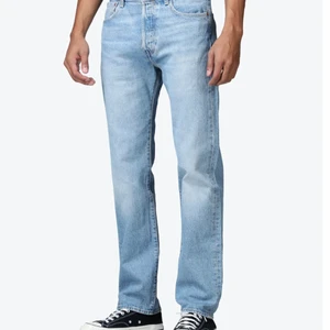 Levis jeans 501 - Säljer mina snygga levis jeans 501. Passar bra även på tjejer. Bra i längd för mig som är 170cm💕 Nypris: 1099kr
