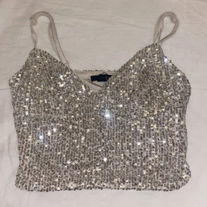 Snygg paljett/glittertopp 💎💎 - Jättesnygg paljett/glittertopp som är perfekt till fest eller något finare tillfälle! Storlek: S, kommer ifrån AMISU. Blänker och skimrar, speciellt när man filmar med blixt! ⚡️ 😍 (Går att justera banden!)