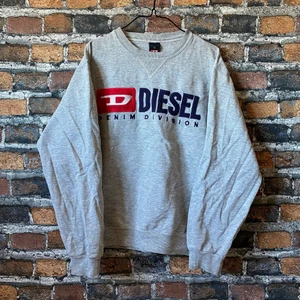 Vintage Diesel Sweater - En fin grå tröja från märket diesel, i fint skick. Måste tyvärr sälja då jag behöver pengar till ett par sommardäck ❗️ För fler bilder eller mått kontakta mig. Frakten är spårbar med PostNord :)