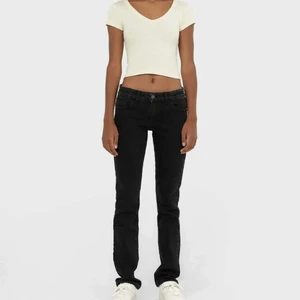 Lågmidjade jeans - Supersnygga lågmidjade jeans, säljer då jag har för många par byxor. De sitter superbra på mig i längden, jag är 1,70! Superbra skick! Skriv för fler frågor 💕