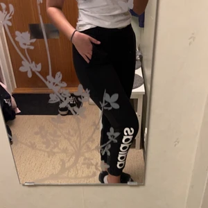 Adidas mjukis byxor stl 152 - Jätte fina adidas byxor. Använda fåtal gånger, som nya. Säljs pga att dom blivit för korta på längden. Dom är i stl 152 men passar även xs och s har i vanliga fall m på mjukisbyxor där av är dom förkorta till mig. Säljs för 150 + frakt. Nypris 500. Kan tänka mig att gå ner i pris vid en snabb affär om så önskas. Ifall ni har någon fråga är det bara att höra av sig💞