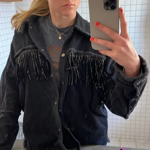Jeans jacka med fransar - Säljer min skitsnygga utsålda jeans jacka från Zara. Jackan är i gott skick ser inprincip oanvänd ut✨❤️. Nypris 650.